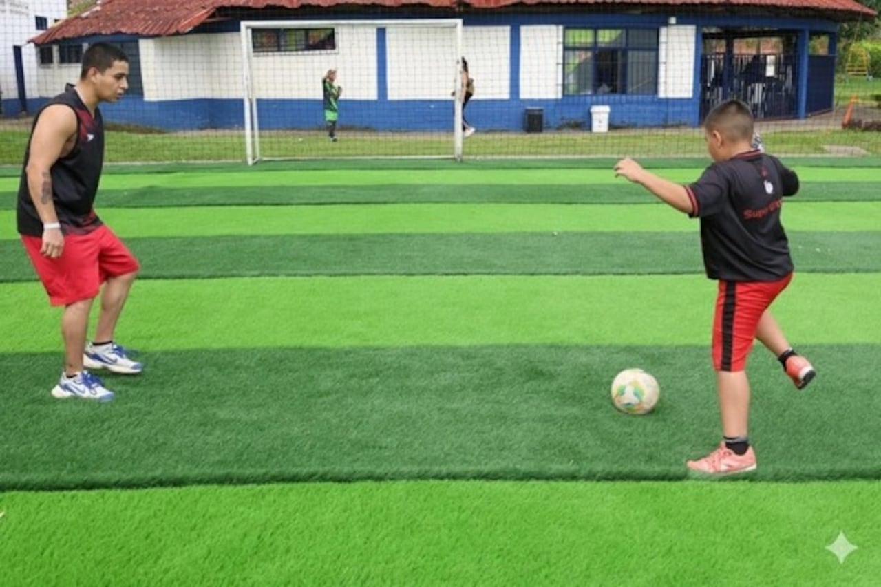 El polideportivo del barrio El Diamante ya tiene una cancha renovada y prácticamente lista para el uso de la comunidad.