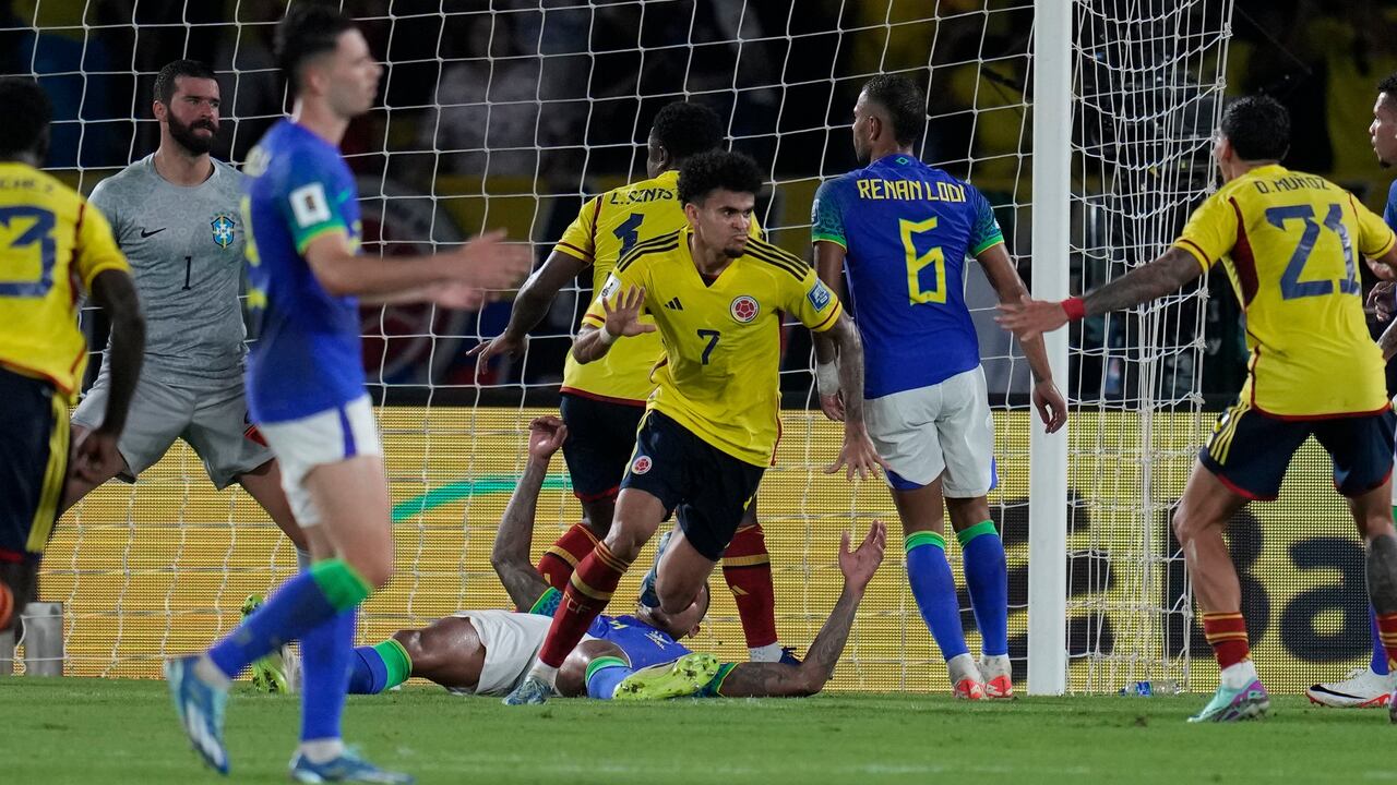El colombiano Luis Díaz, centro, celebra el segundo gol de su equipo contra Brasil durante un partido de fútbol de clasificación para la Copa Mundial de la FIFA 2026 en el estadio Roberto Meléndez en Barranquilla, Colombia, el jueves 16 de noviembre de 2023. (Foto AP/Ricardo Mazalan)