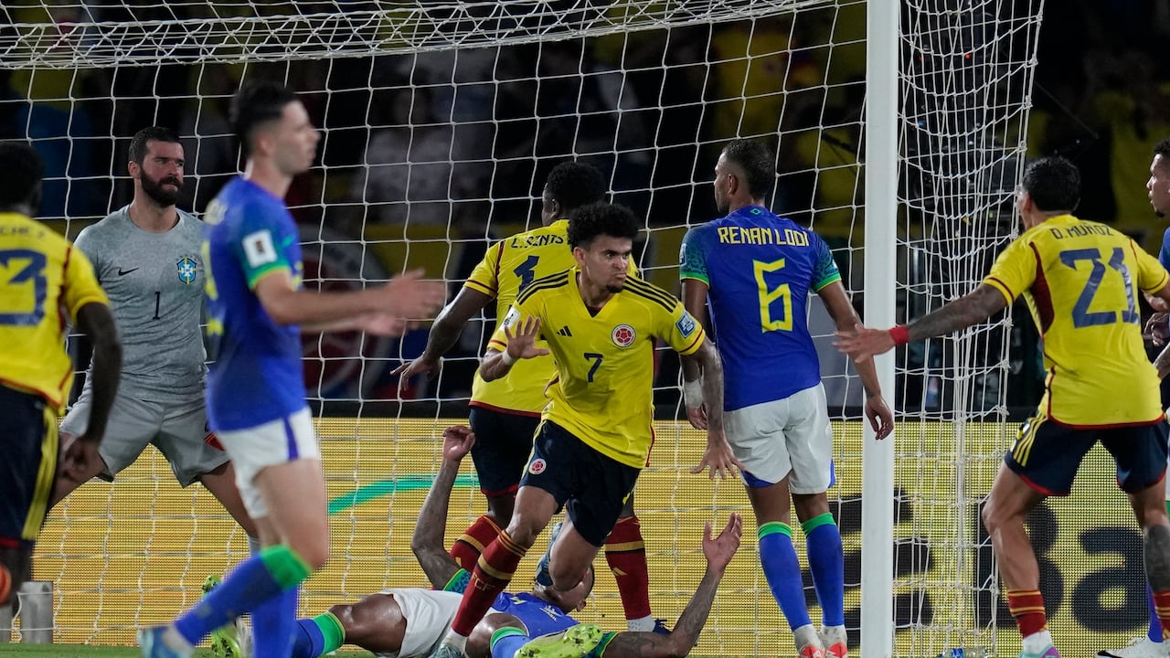 El colombiano Luis Díaz, centro, celebra el segundo gol de su equipo contra Brasil durante un partido de fútbol de clasificación para la Copa Mundial de la FIFA 2026 en el estadio Roberto Meléndez en Barranquilla, Colombia, el jueves 16 de noviembre de 2023. (Foto AP/Ricardo Mazalan)