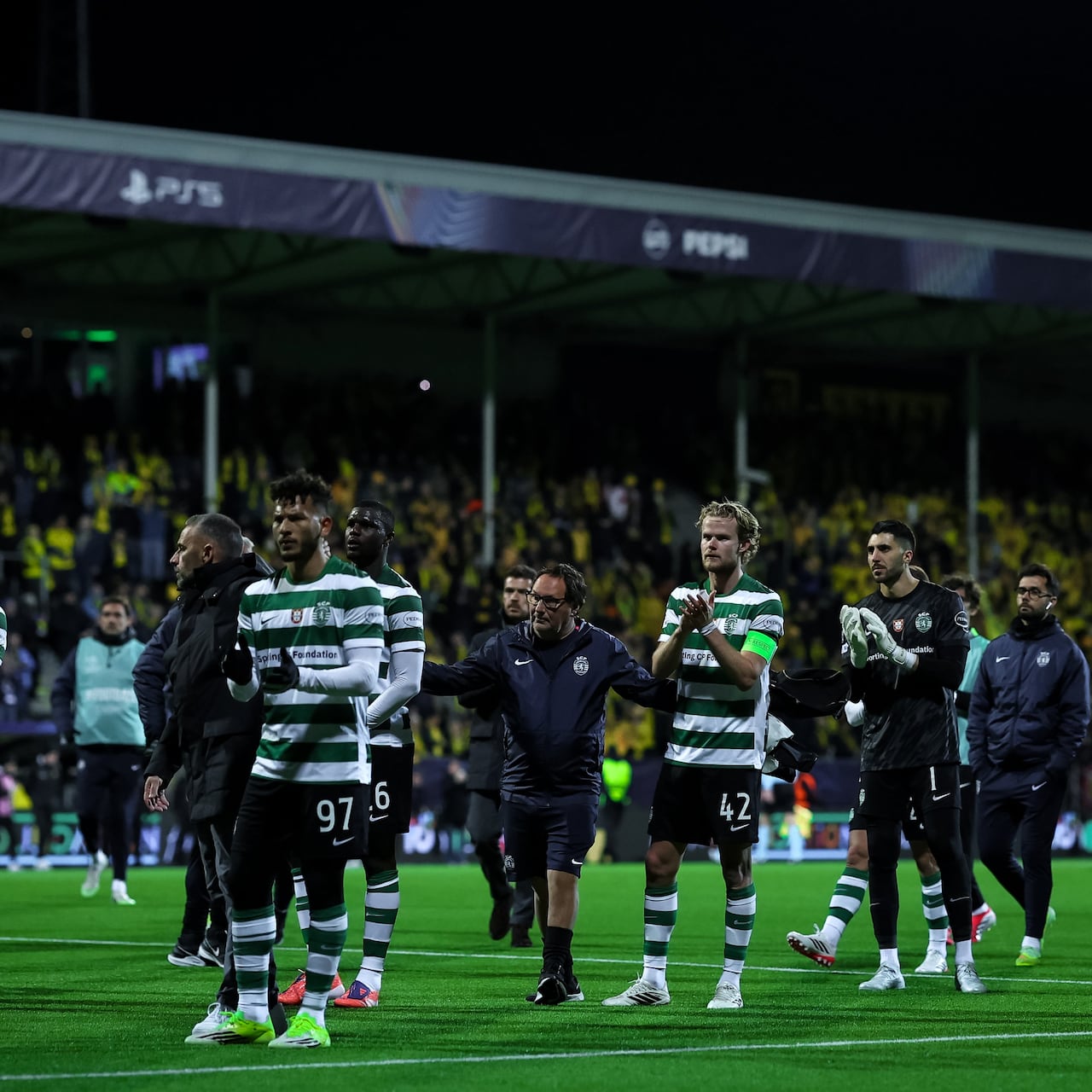 Jugadores del Sporting CP se lamentan por la goleada sufrida ante el Bodø/Glimt.