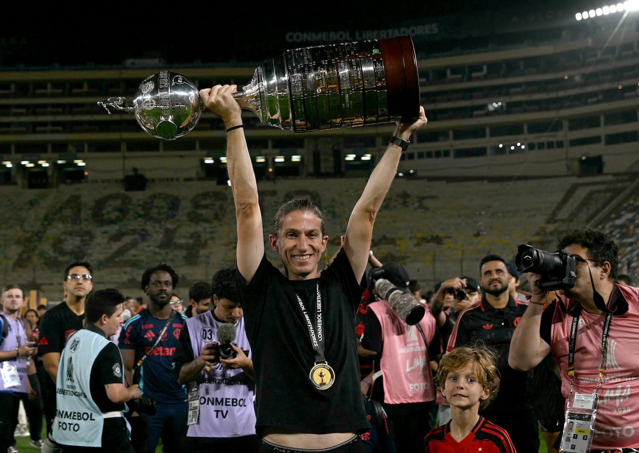 El entrenador del Flamengo, Filipe Luis, levanta el trofeo tras ganar la final de la Copa Libertadores entre Palmeiras y Flamengo en el estadio Monumental 'U' Marathon en Lima el 29 de noviembre de 2025. (Foto de Luis ACOSTA / AFP)