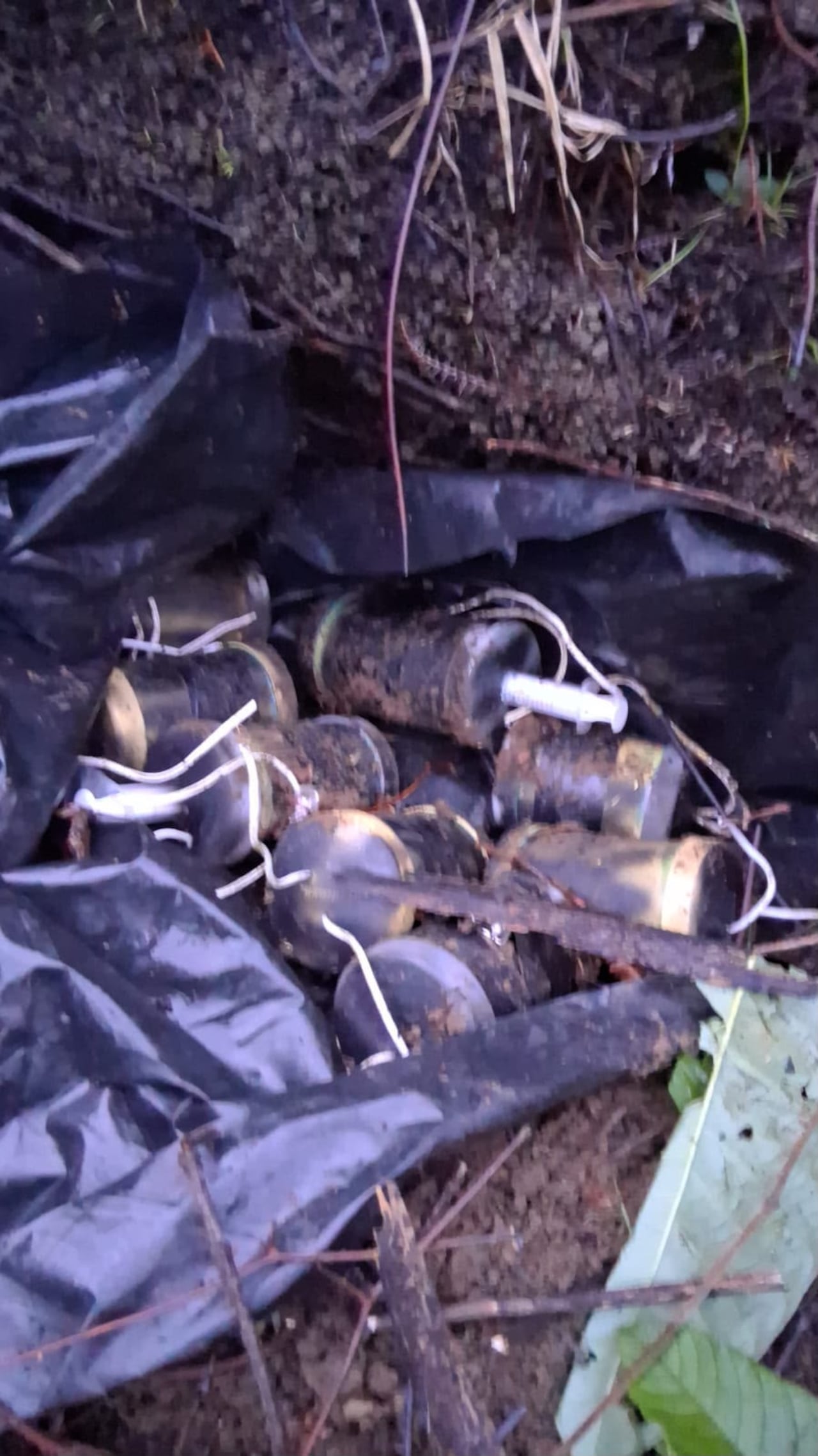 Equipos especializados en Explosivos y Demoliciones (EXDE) del Ejército Nacional han destruido más de 400 artefactos explosivos en el Pacífico sur de Nariño durante 2026, reduciendo el riesgo para las comunidades rurales.