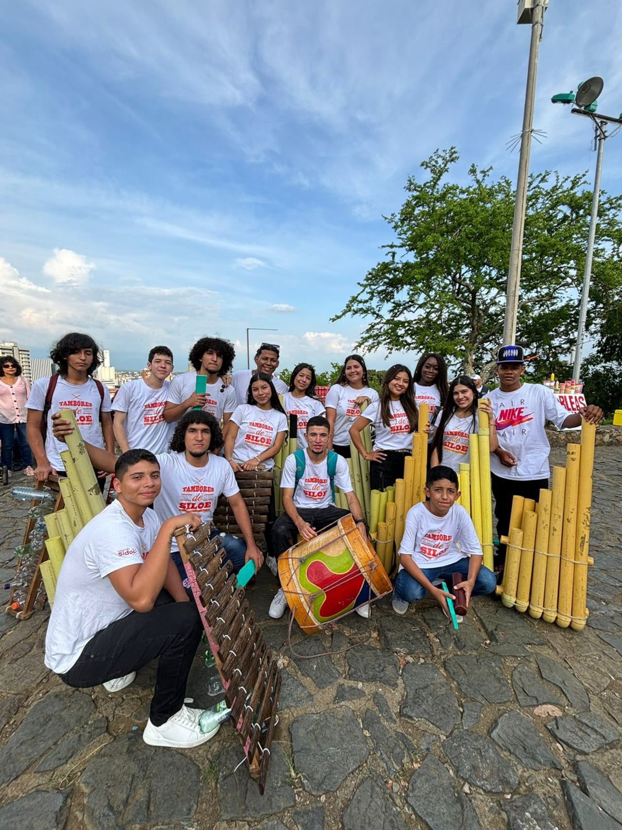 Tarros de pintura, botellas de plástico, cadenas, PVC y tapas, son algunos de los materiales alternativos que utiliza la agrupación, aportando así al medio ambiente.