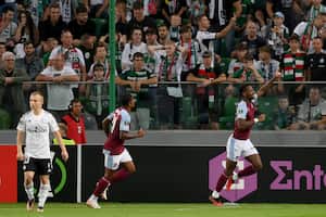 VARSOVIA, POLONIA - 21 DE SEPTIEMBRE: Jhon Duran de Aston Villa celebra después de marcar el primer gol del equipo durante el partido de fase de grupos de la UEFA Europa Conference League 2023/24 entre Legia Warszawa y Aston Villa FC en el estadio municipal del Marshall Jozef Pilsudski el 21 de septiembre de 2023. en Varsovia, Polonia. (Foto de Adam Nurkiewicz/Getty Images)