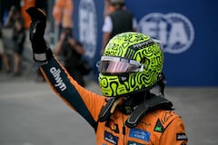 El piloto británico de McLaren, Lando Norris, celebra tras conseguir la pole position durante la sesión de clasificación del Gran Premio de Fórmula Uno de Sao Paulo.