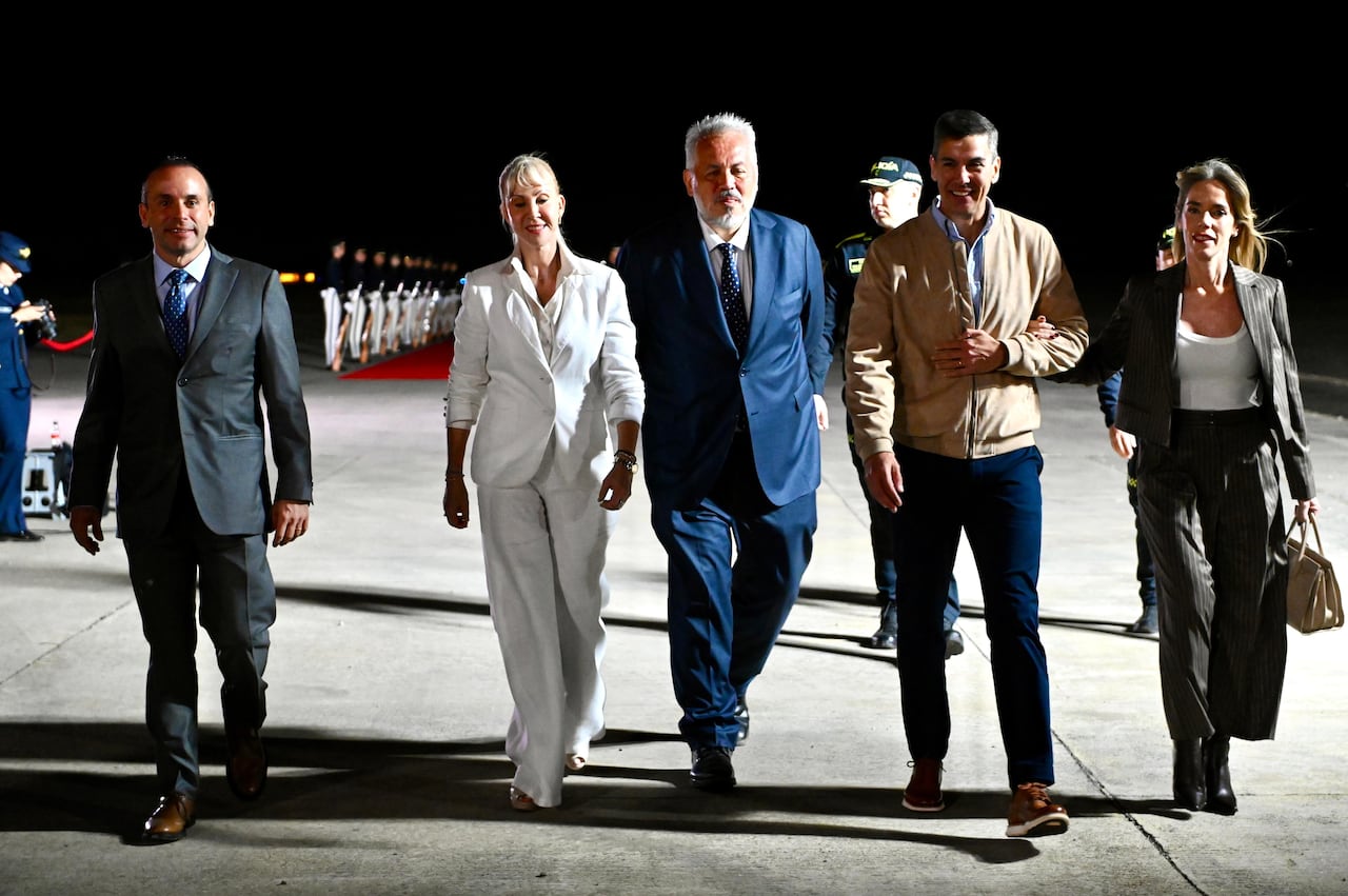 El alcalde Alejandro Eder y la gobernadora Dilian Francisca Toro recibieron al mandatario paraguayo.