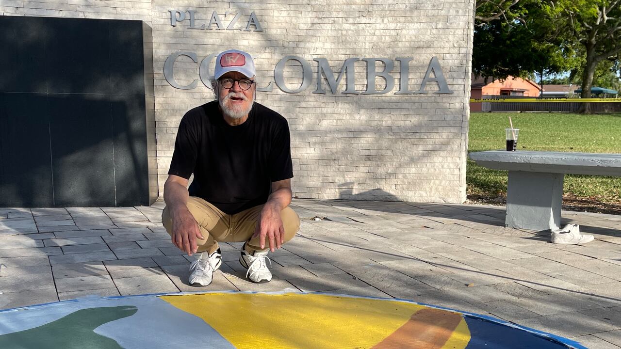 El fallecido artista Luis Fernando Valencia Quintero, posa en el mural que realizó en Miami, Estados Unidos este 2023.