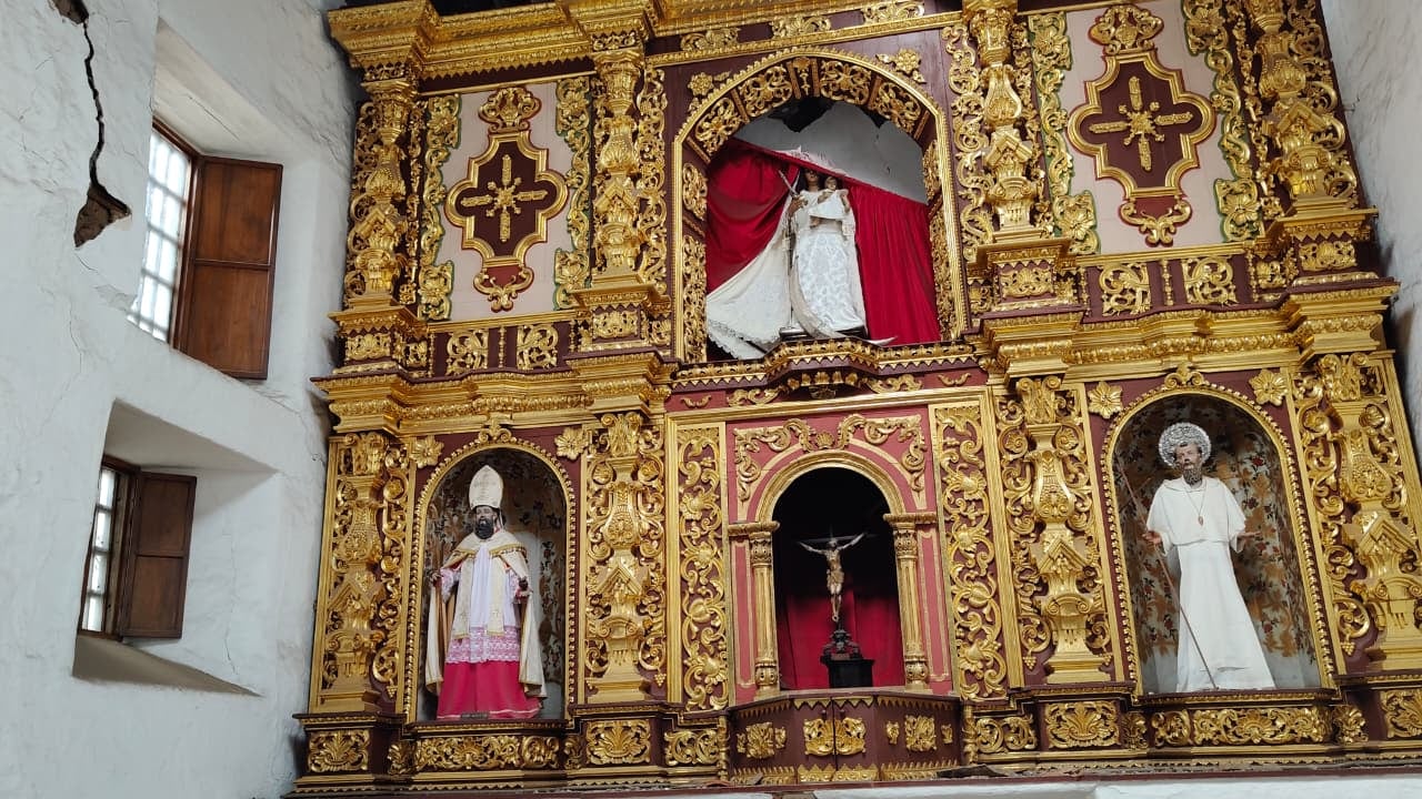 Las imágenes del retablo principal, incluida la Virgen de la Merced, no sufrieron daños pese a la caída de parte de la estructura cercana.