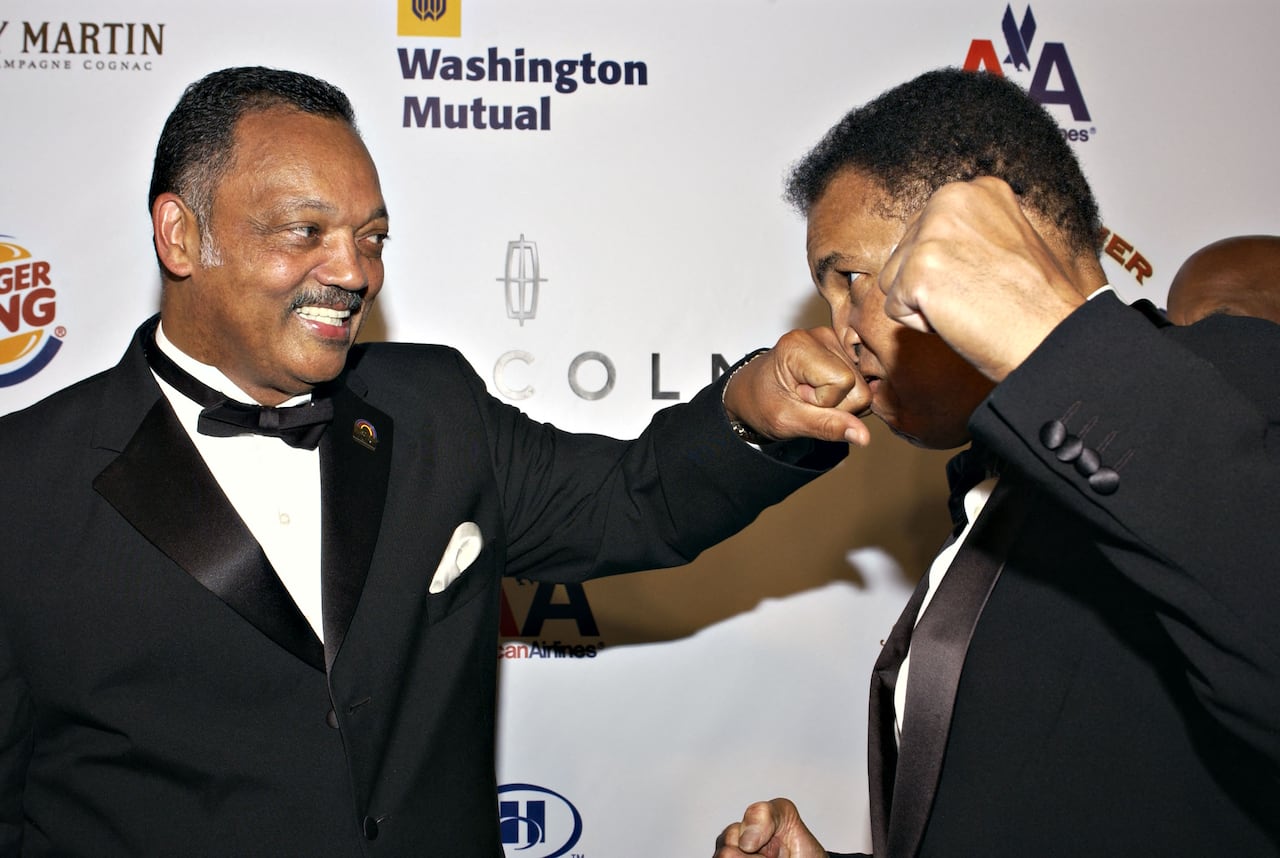 El homenajeado y reverendo Jesse Jackson y el homenajeado y boxeador Muhammad Ali llegan a la 20.ª Cena Anual de Premios "Midsummer Night's Magic" el 13 de julio de 2005 en el Hotel Century Plaza de Los Ángeles, California.