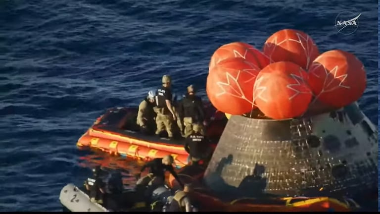 Los cuatro miembros de la tripulación están en el Porche Delantero