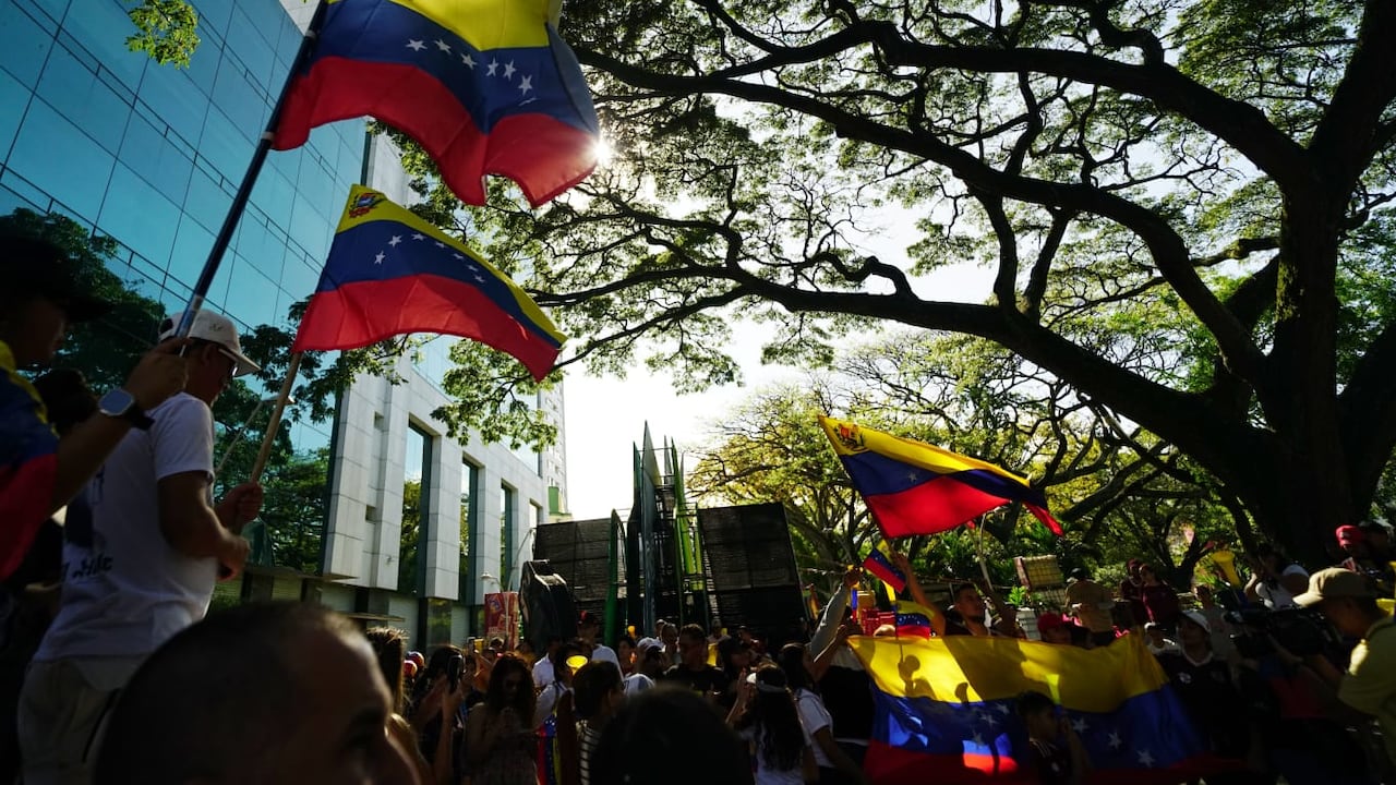 Cientos de venezolanos celebran la captura de Maduro en el Bulevar del río en Cali.
