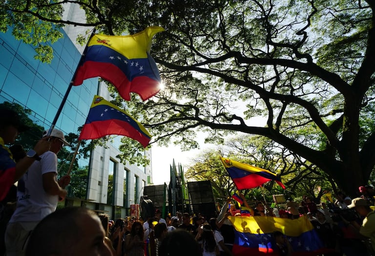 Cientos de venezolanos celebran la captura de Maduro en el Bulevar del río en Cali.
