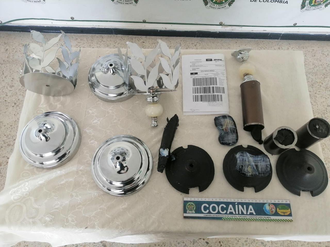 La Policía Antinarcóticos detectó un envío internacional que contenía tres lámparas modificadas.