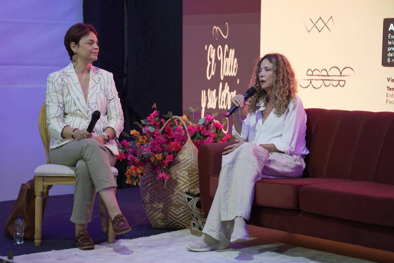En la reciente Feria Internacional del Libro de Cali, la escritora Ángela Becerra conversó con la directora del evento, Paola Guevara, en el Bulevar del Río.