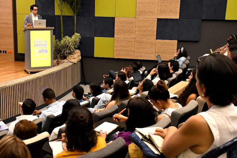 Entre los días 12 y 15 de mayo, el festival ‘Pensar en voz alta’ se desarrolló en distintos espacios del campus de la Universidad Icesi, que se abrieron a la ciudadanía para promover el diálogo y la construcción colectiva de conocimiento.