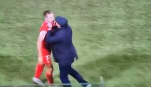 El jugador fue fuertemente sacudido por su entrenador.