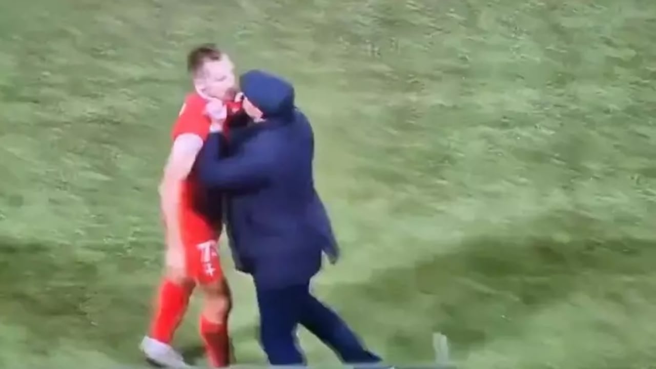 El jugador fue fuertemente sacudido por su entrenador.