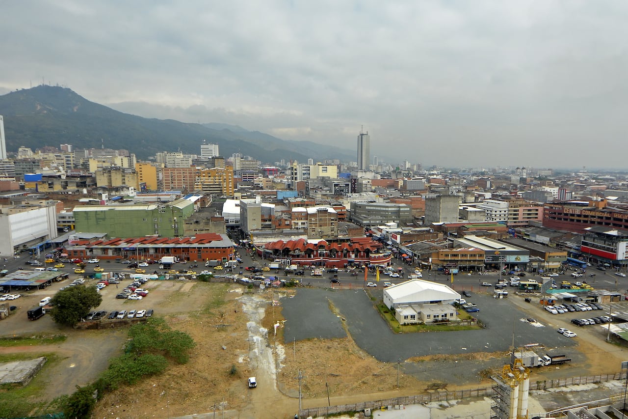 La construcción de la Estación Central del MIO transformará seis manzanas del barrio El Calvario y hace parte del proyecto Ciudad Paraíso. Esta obra tendra 23.500 metros cuadrados y permitirá interconectar la movilidad del centro a cerca de 150 mil usuarios promedia día. Contempla la construcción de un edificio portal, seis puntos de parada para buses articulados y padrones en los corredores ubicados en las calles 13 y 15, ocho puntos de parada para las rutas que ingresen a la estación, diez puntos de parada para las rutas alimentadoras y cinco puestos que servirán de integración para los vehículos provenientes de la ladera. Foto Jorge Orozco