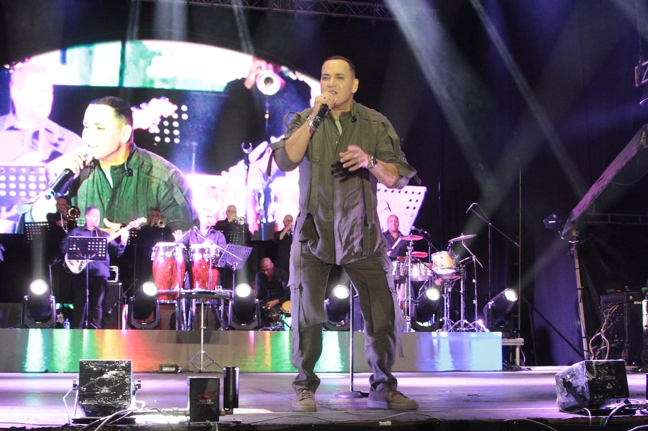 El salsero puertorriqueño Víctor Manuelle fue el artista invitado de la noche y puso a vibrar al público caleño con un recorrido por sus grandes éxitos, en una presentación cargada de energía y conexión con los asistentes.