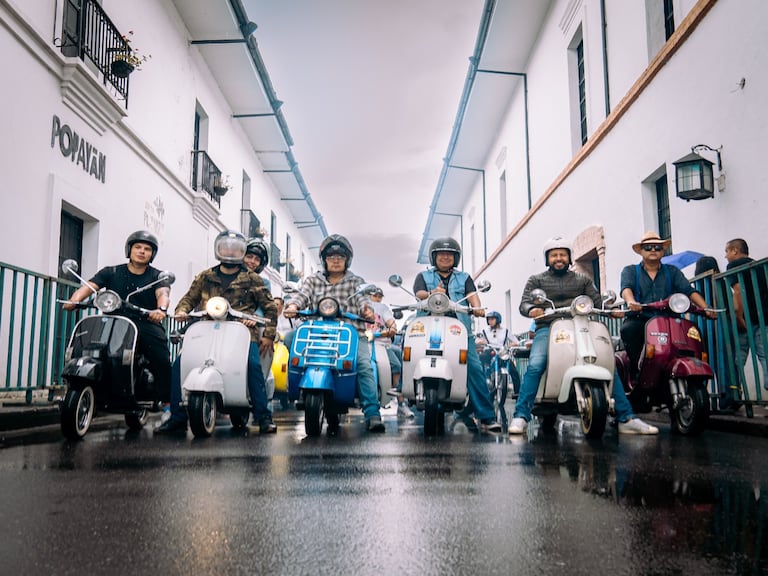 Las motociclistas con sus vehículos clásicos encabezaron el desfile, el cual se cumplió en la mañana de este lunes festivo 12 de enero.