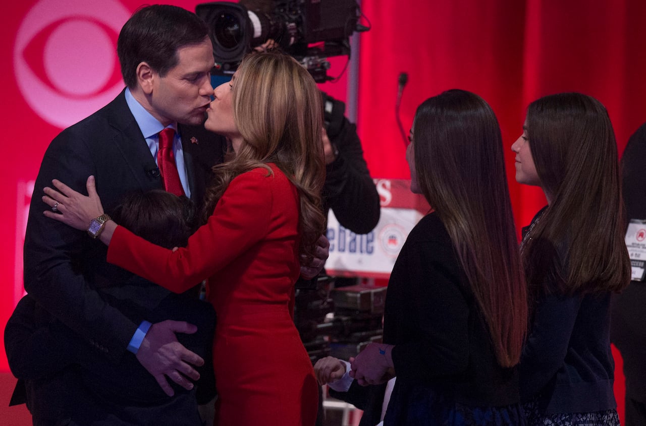 Marco Rubio y su esposa Jeanette en medio de un debate de la CBS.