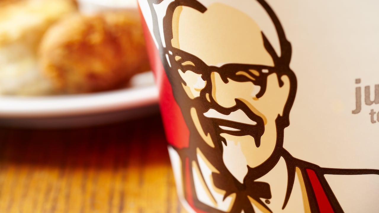 ¿Quiere impresionar a sus amigos y familiares con su habilidad culinaria? Sorpréndalos con un pollo apanado al estilo KFC hecho en casa que rivaliza con el sabor de la comida rápida.