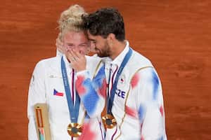 Los checos Katerina Siniakova y Tomas Machak festejan luego de conseguir el oro en los dobles mixtos del tenis de los Juegos Olímpicos.