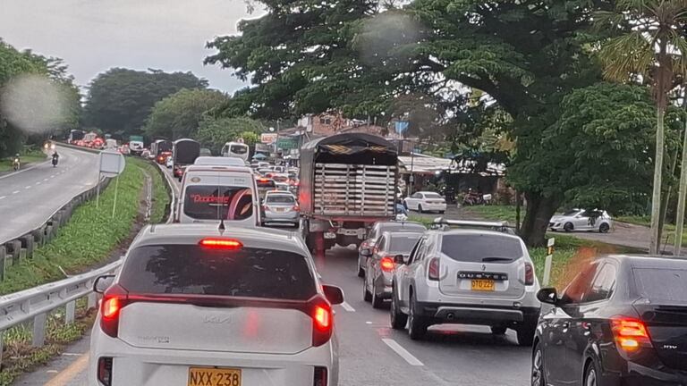 Se registra una larga congestión vial en las principales entradas a la ciudad.