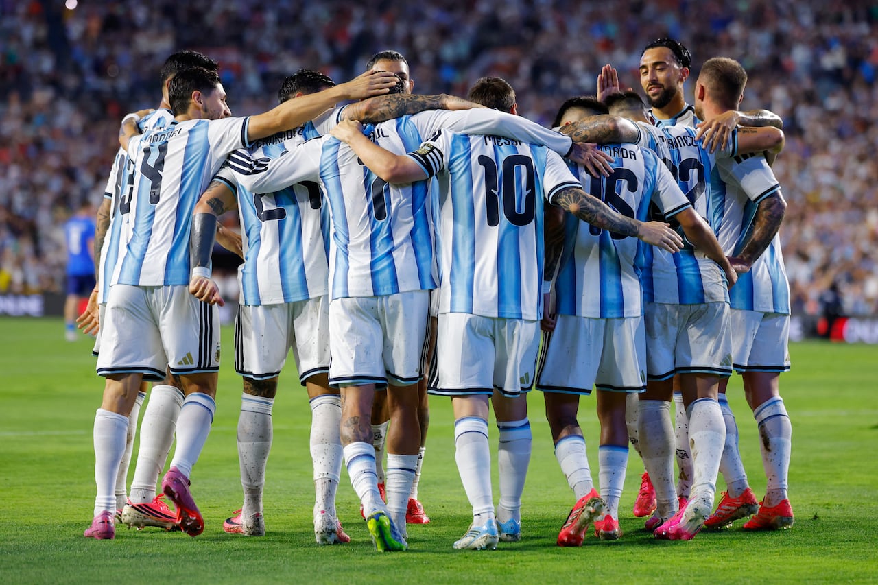 Lionel Messi, de Argentina, celebra con sus compañeros tras marcar el segundo gol del equipo durante el partido amistoso internacional entre Argentina e Islandia en el estadio Jordan-Hare el 9 de junio de 2026 en Auburn, Alabama.