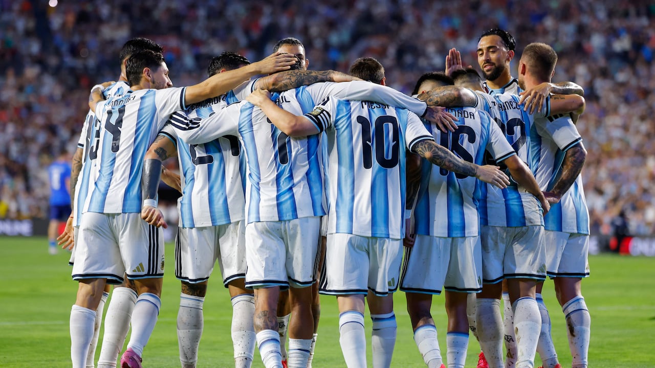 Lionel Messi, de Argentina, celebra con sus compañeros tras marcar el segundo gol del equipo durante el partido amistoso internacional entre Argentina e Islandia en el estadio Jordan-Hare el 9 de junio de 2026 en Auburn, Alabama.