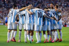Lionel Messi, de Argentina, celebra con sus compañeros tras marcar el segundo gol del equipo durante el partido amistoso internacional entre Argentina e Islandia en el estadio Jordan-Hare el 9 de junio de 2026 en Auburn, Alabama.