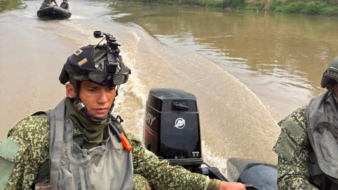 Patrullajes fluviales de la Fuerza Pública sobre el río Cauca durante la jornada de vigilancia y control en Cali.