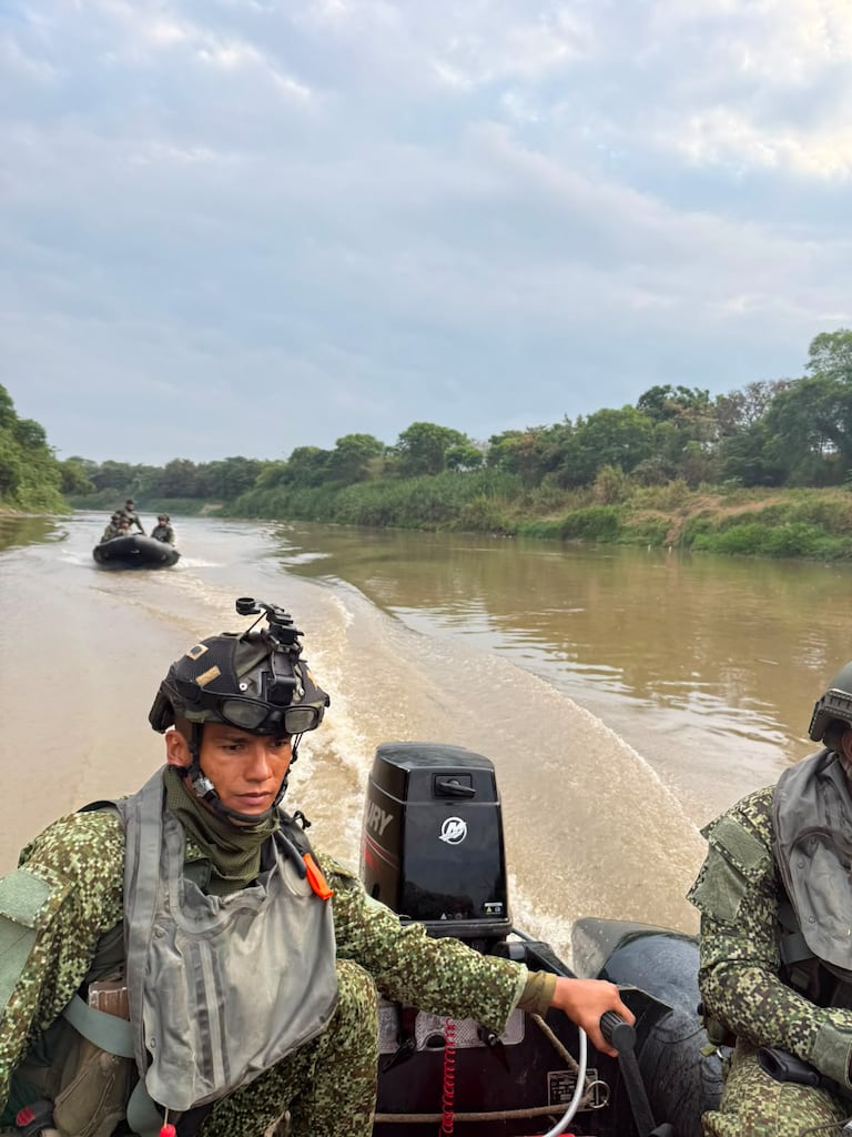 Patrullajes fluviales de la Fuerza Pública sobre el río Cauca durante la jornada de vigilancia y control en Cali.