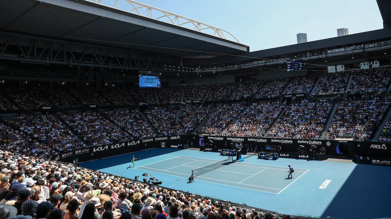 El español Carlos Alcaraz devuelve el balón al estadounidense Tommy Paul durante su partido individual masculino en el octavo día del Abierto de Australia en Melbourne el 25 de enero de 2026. (Foto de IZHAR KHAN / AFP)