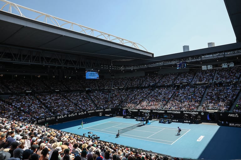El español Carlos Alcaraz devuelve el balón al estadounidense Tommy Paul durante su partido individual masculino en el octavo día del Abierto de Australia en Melbourne el 25 de enero de 2026. (Foto de IZHAR KHAN / AFP)