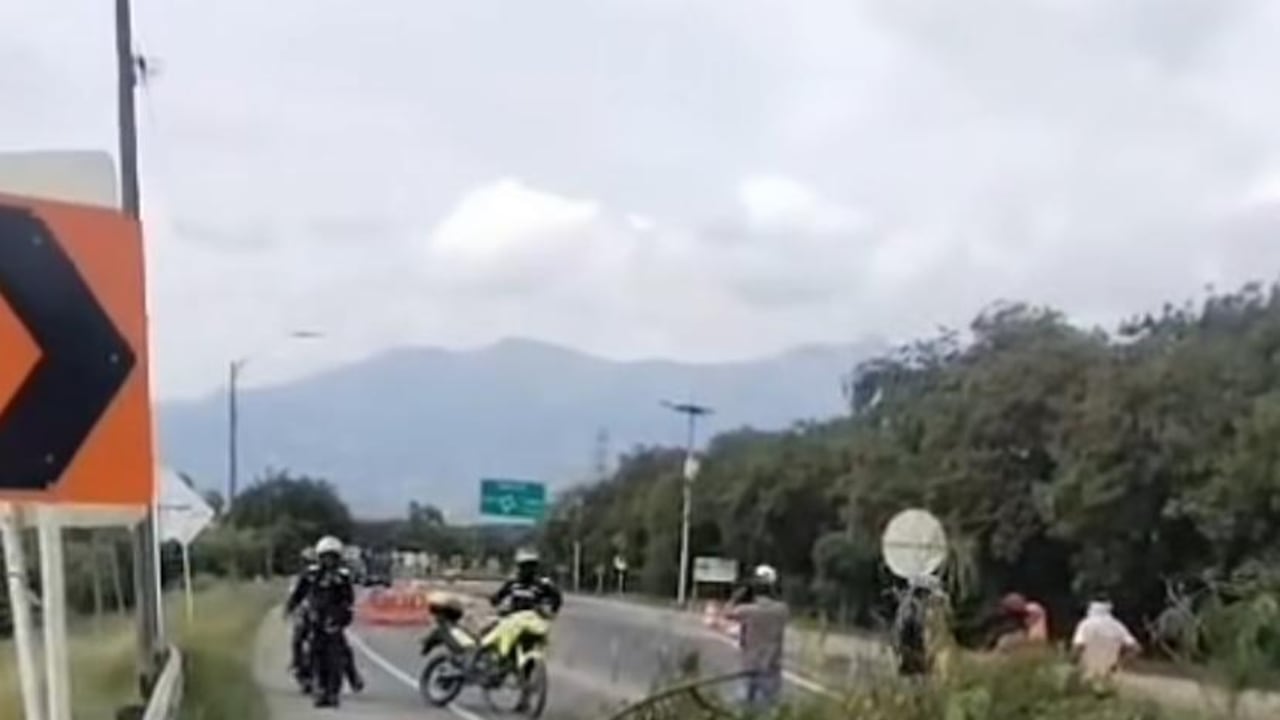 Vía bloqueada hacia el aeropuerto Alfonso Bonilla Aragón, desde el sector de Cencar.