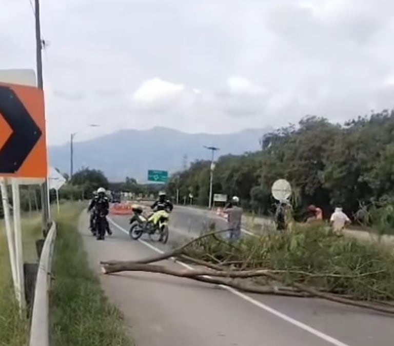 Vía bloqueada hacia el aeropuerto Alfonso Bonilla Aragón, desde el sector de Cencar.