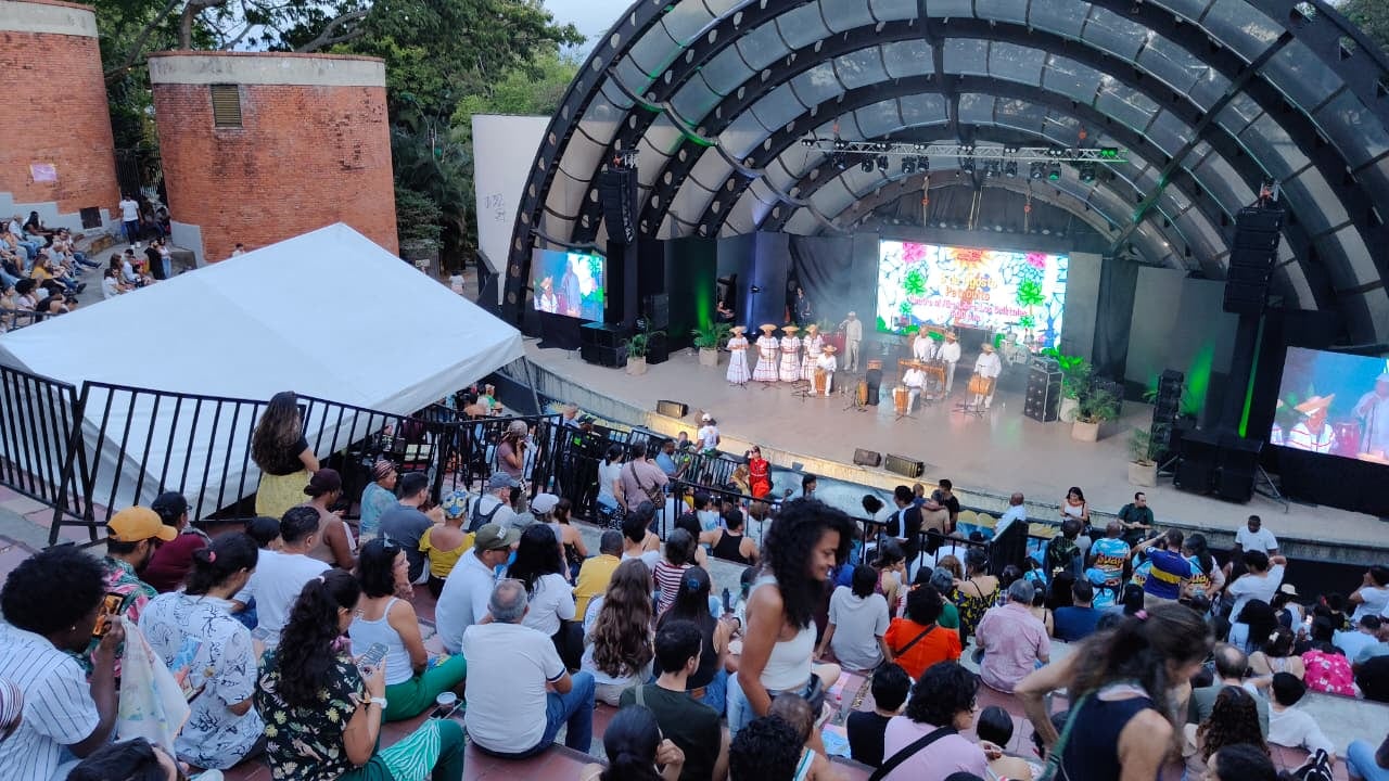 El Teatro al Aire Libre Los Cristales recibió el inicio de la edición número 30 del Festival Petronio Álvarez con actividades culturales y homenajes a su historia.