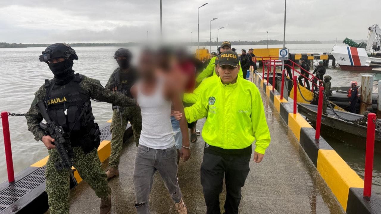 En esta fotografía, compartida por la Policía Valle, se aprecia el momento en el que los capturados son trasladados por las autoridades.