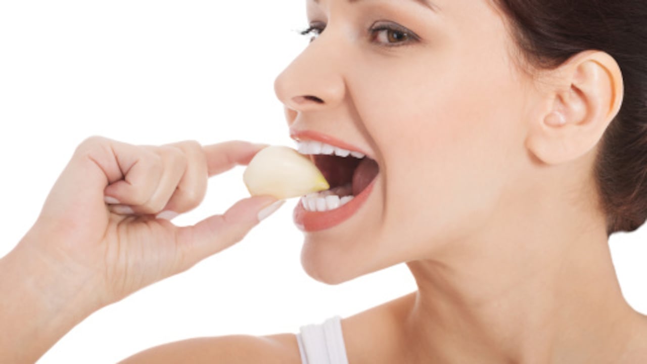 El ajo tiene propiedades diuréticas, depurativas, antisépticas, antibacterianas y antibióticas.