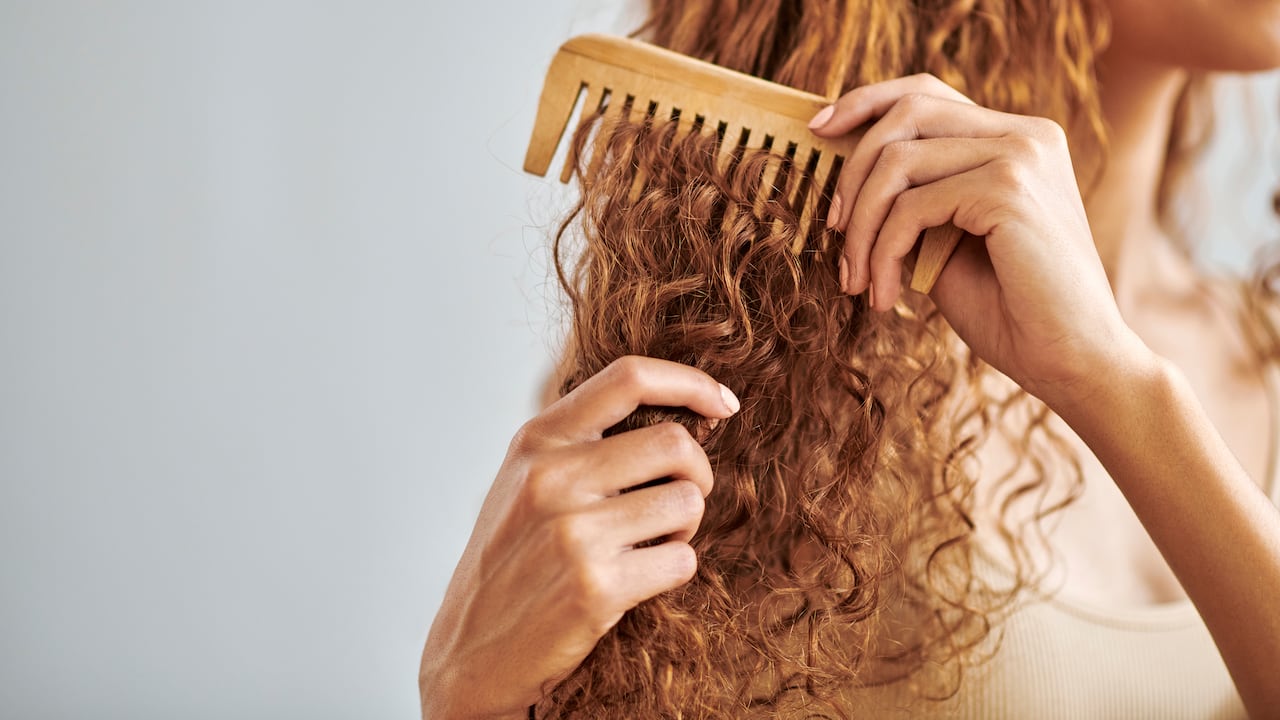 Al peinar el cabello crespo se puede esponjar.