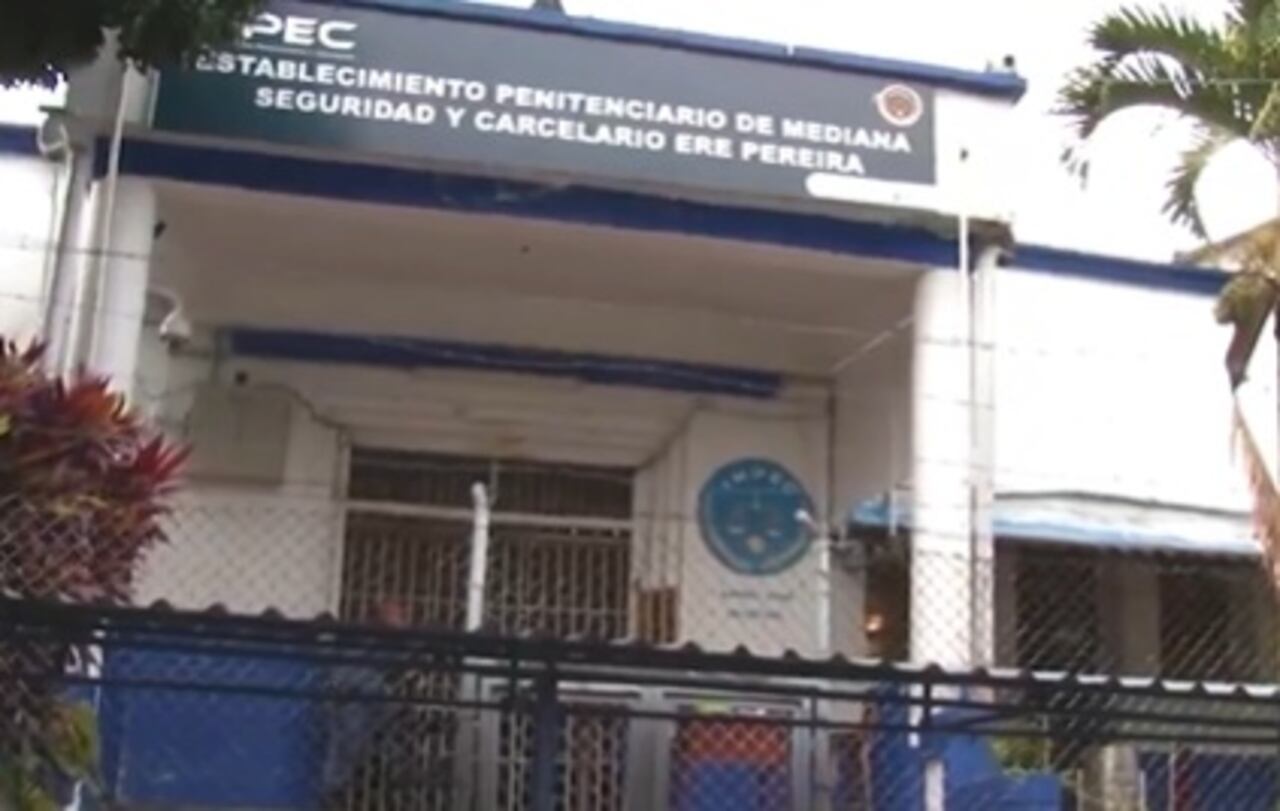 Un interno de la cárcel de La 40 en Pereira recibió el cuerpo de su amigo fallecido para darle el último adiós. La Fiscalía investiga el caso.