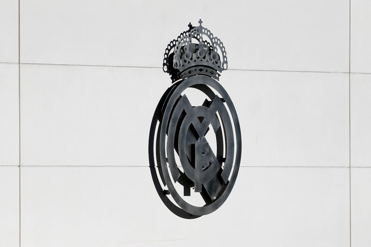 Una imagen muestra el logo del Real Madrid en las instalaciones de entrenamiento del club español en Valdebebas, Madrid. (Foto de BENJAMIN CREMEL / AFP)