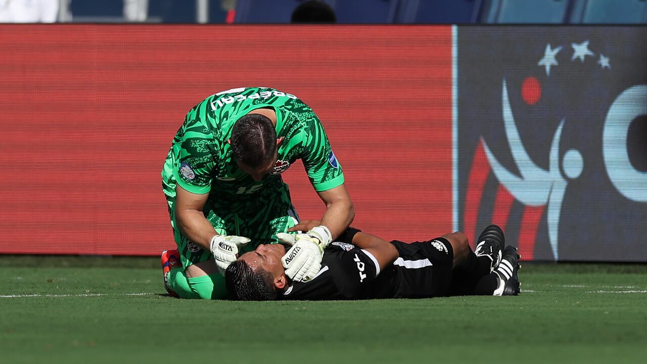 KANSAS CITY, KANSAS - JUNE 25: Maxime Crepeau of Canada aids assistant referee Humberto Panjoj during the CONMEBOL Copa America 2024 between Peru and Canada at Children's Mercy Park on June 25, 2024 in Kansas City, Kansas. (Photo by Jamie Squire/Getty Images)