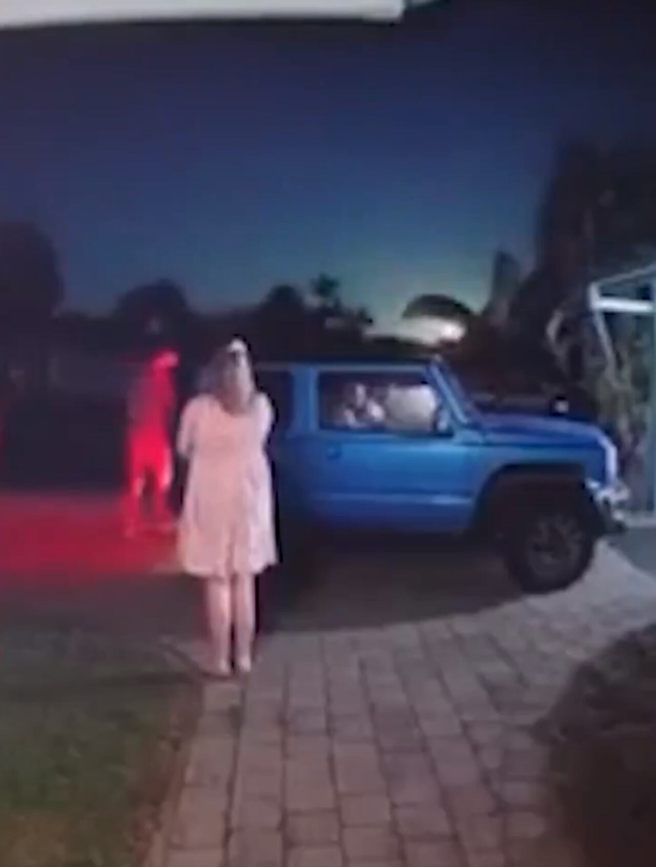 Esta bola de fuego fue registrada en cámaras de seguridad de varias viviendas, e incluso en vehículos.