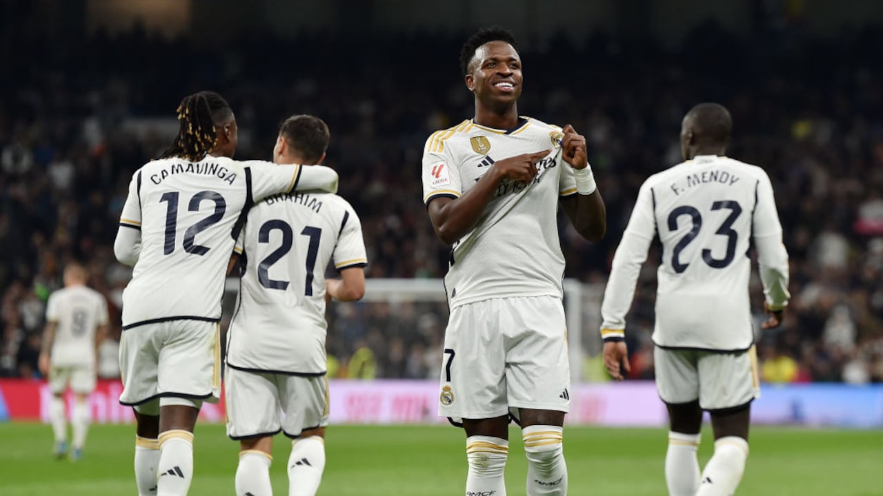 MADRID, SPAIN - NOVEMBER 11: Vinicius Junior of Real Madrid celebrates after scoring the team's third goal during the LaLiga EA Sports match between Real Madrid CF and Valencia CF at Estadio Santiago Bernabeu on November 11, 2023 in Madrid, Spain. (Photo by Denis Doyle/Getty Images)