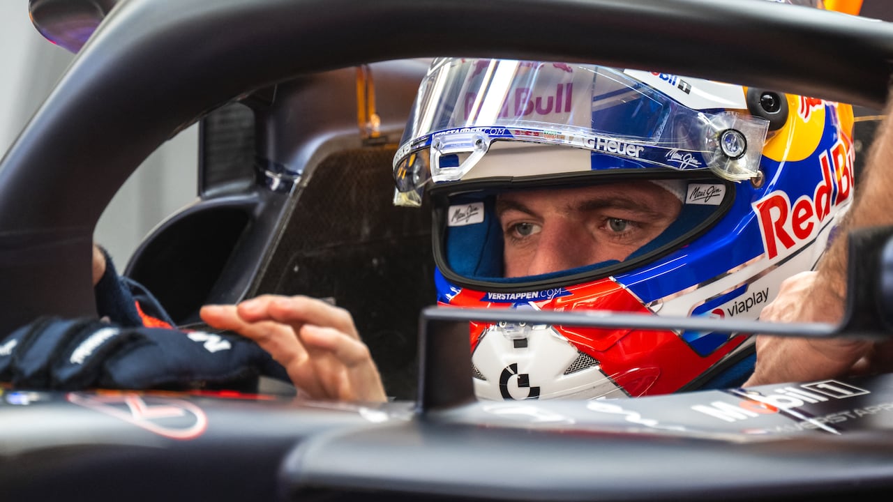 El piloto holandés de Red Bull Racing, Max Verstappen, se sienta en su coche durante la primera sesión de entrenamientos libres antes del Gran Premio de Fórmula 1 de Qatar en el Circuito Internacional de Lusail, en Lusail, el 28 de noviembre de 2025. (Foto de Andrej ISAKOVIC / AFP)