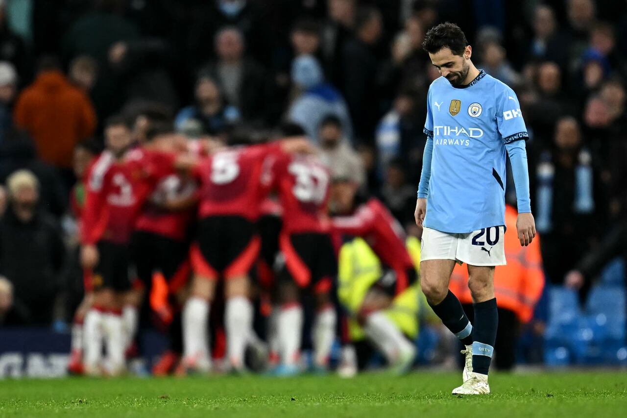 Manchester United venció al City de Pep Guardiola en el Etihad y se quedó con el derbi en la Premier League de Inglaterra.