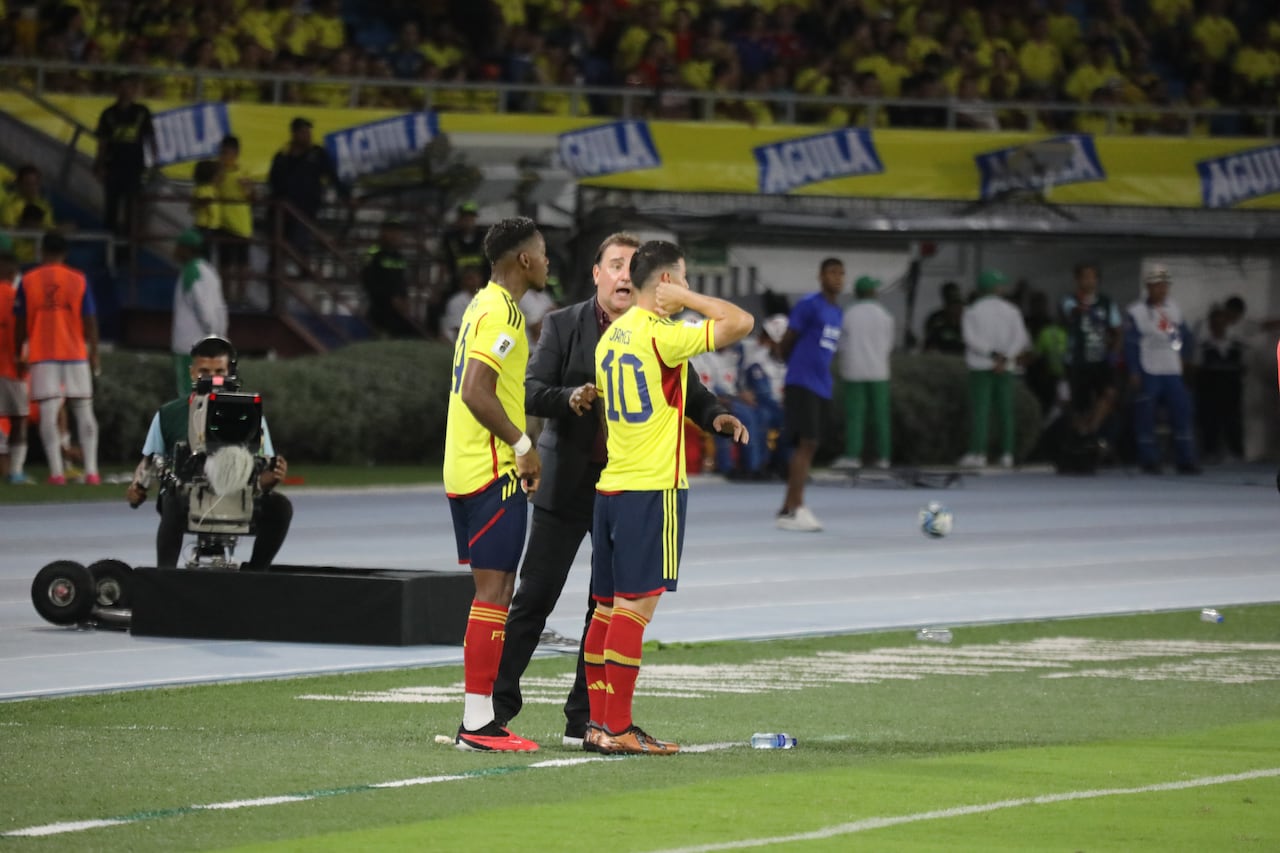 Néstor Lorenzo dando instrucciones a James Rodríguez y Jhon Jader Durán.