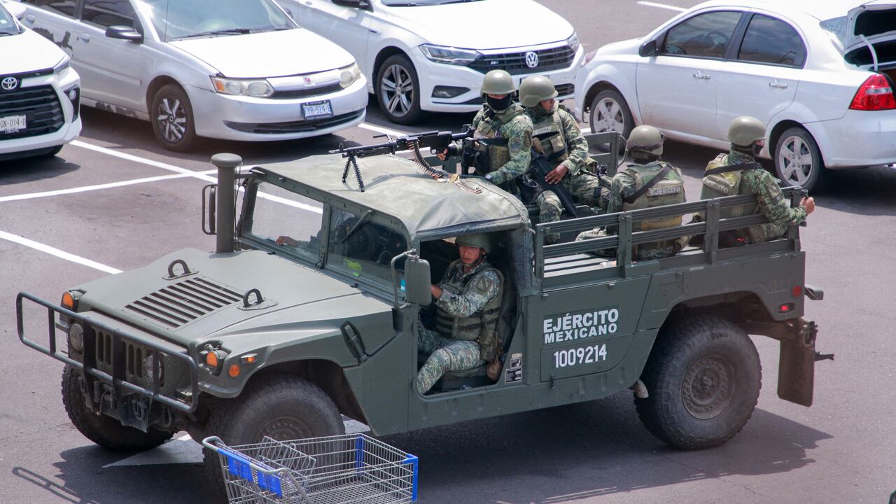 Miembros del Ejército Mexicano son vistos en el estacionamiento de una tienda donde se encontró el cuerpo de un hombre.
